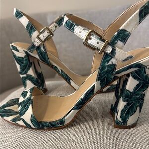 Banana Leaf Print Women's Sandals size 6